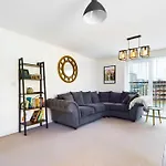 Chic City Centre Apartment With Allocated Parking