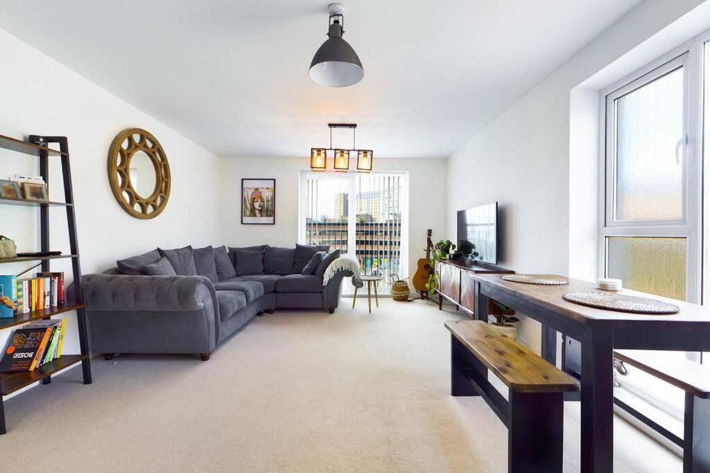 Chic Centre With Allocated Parking Apartment