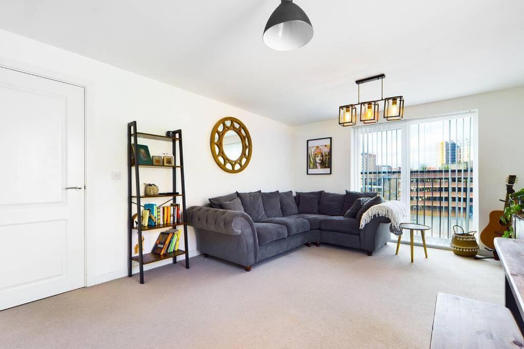 Chic Centre With Allocated Parking Apartment Swansea